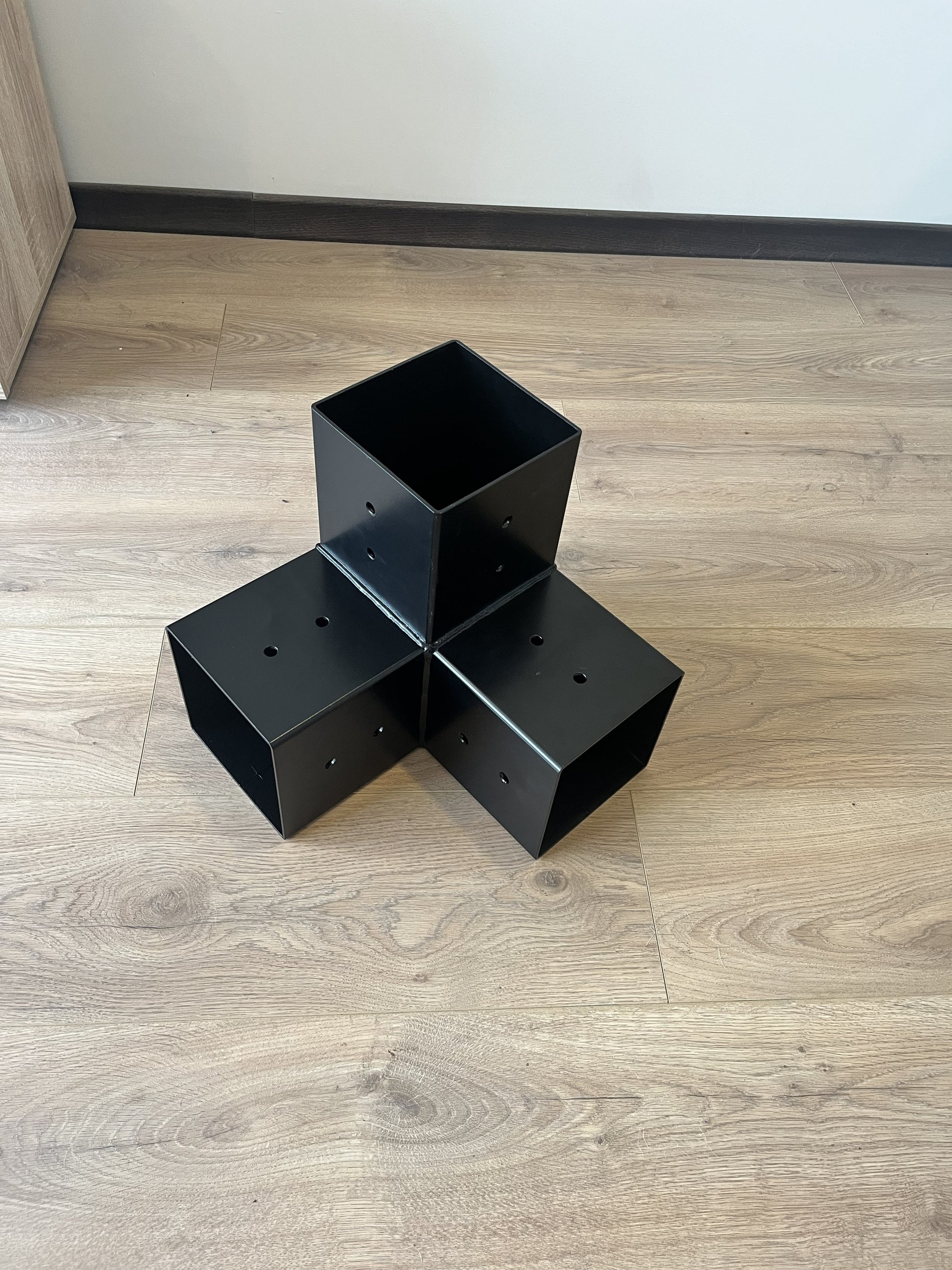 Terases 3-way corner bracket for canopy, fits 145x145mm lumber, sturdy metal construction, used for canopy frame assembly.
