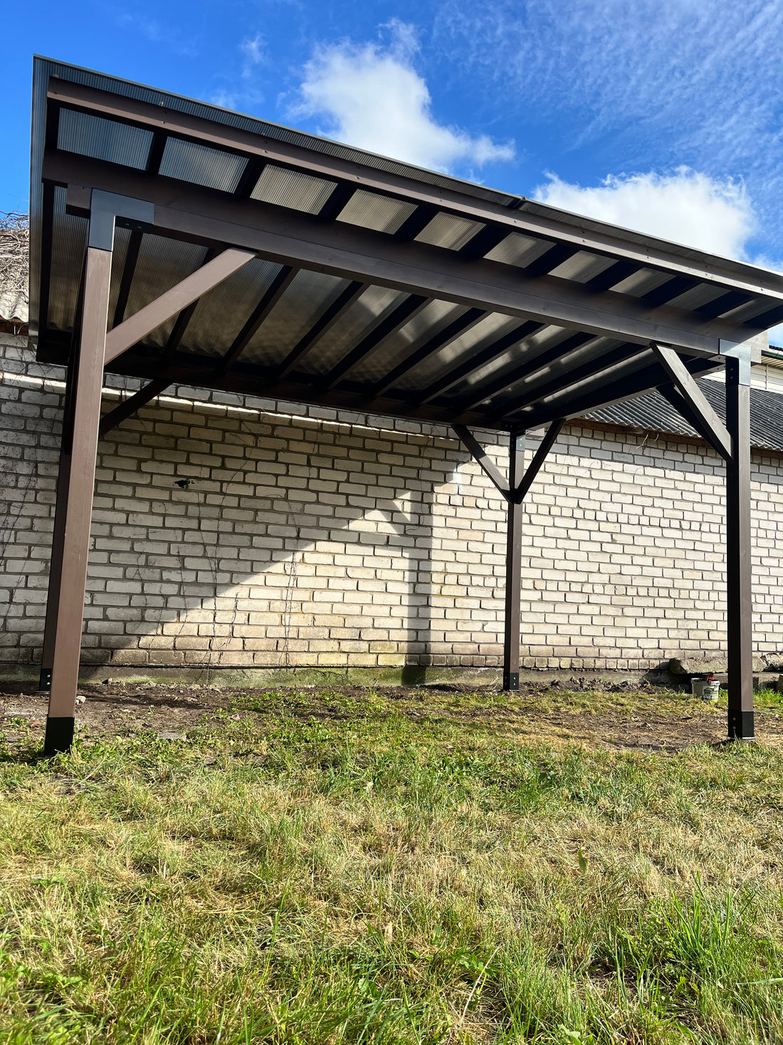 Terases 4x3m canopy with sturdy frame and fabric cover, ideal for outdoor shade and shelter.