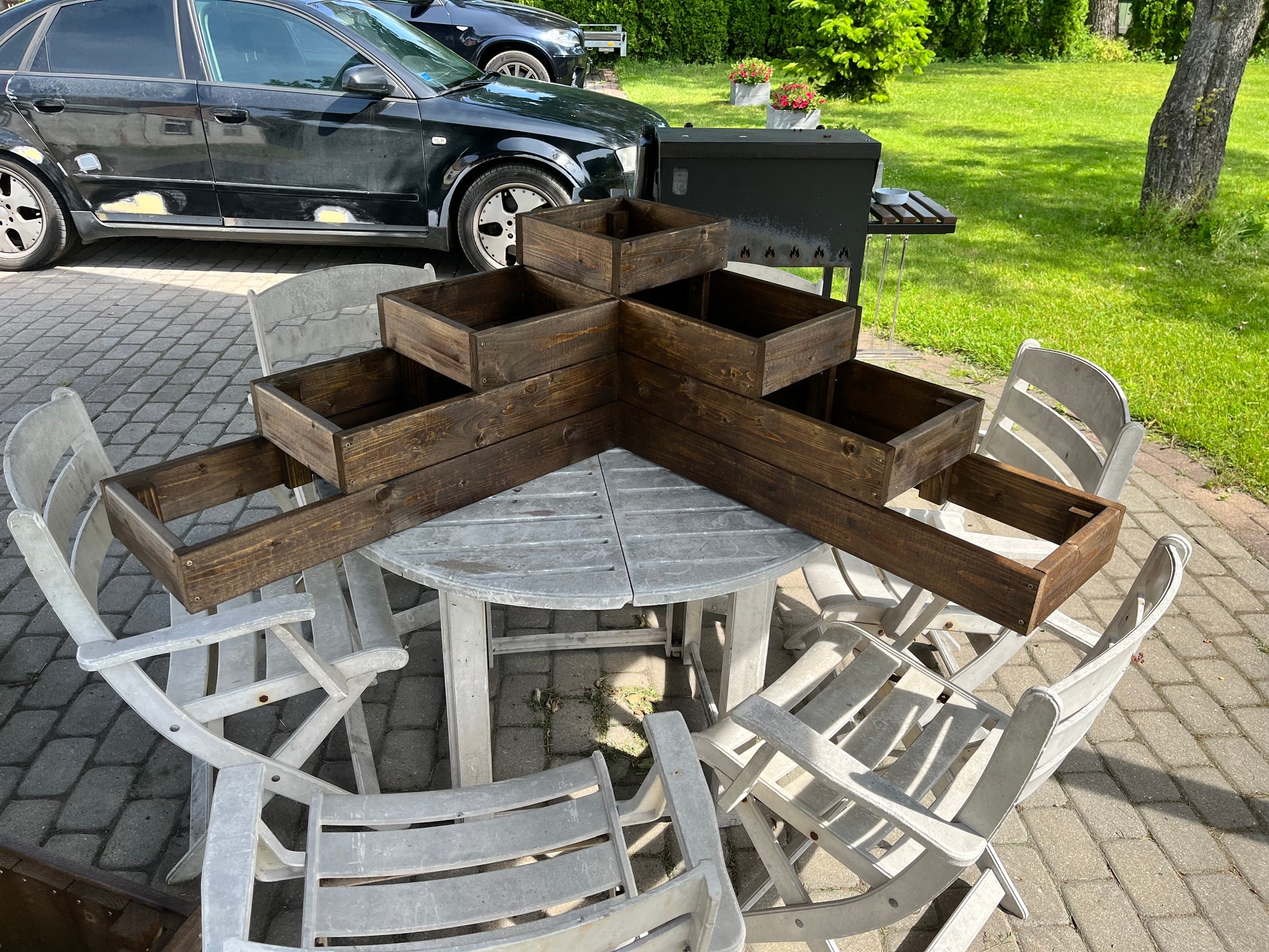 Flower box (step).