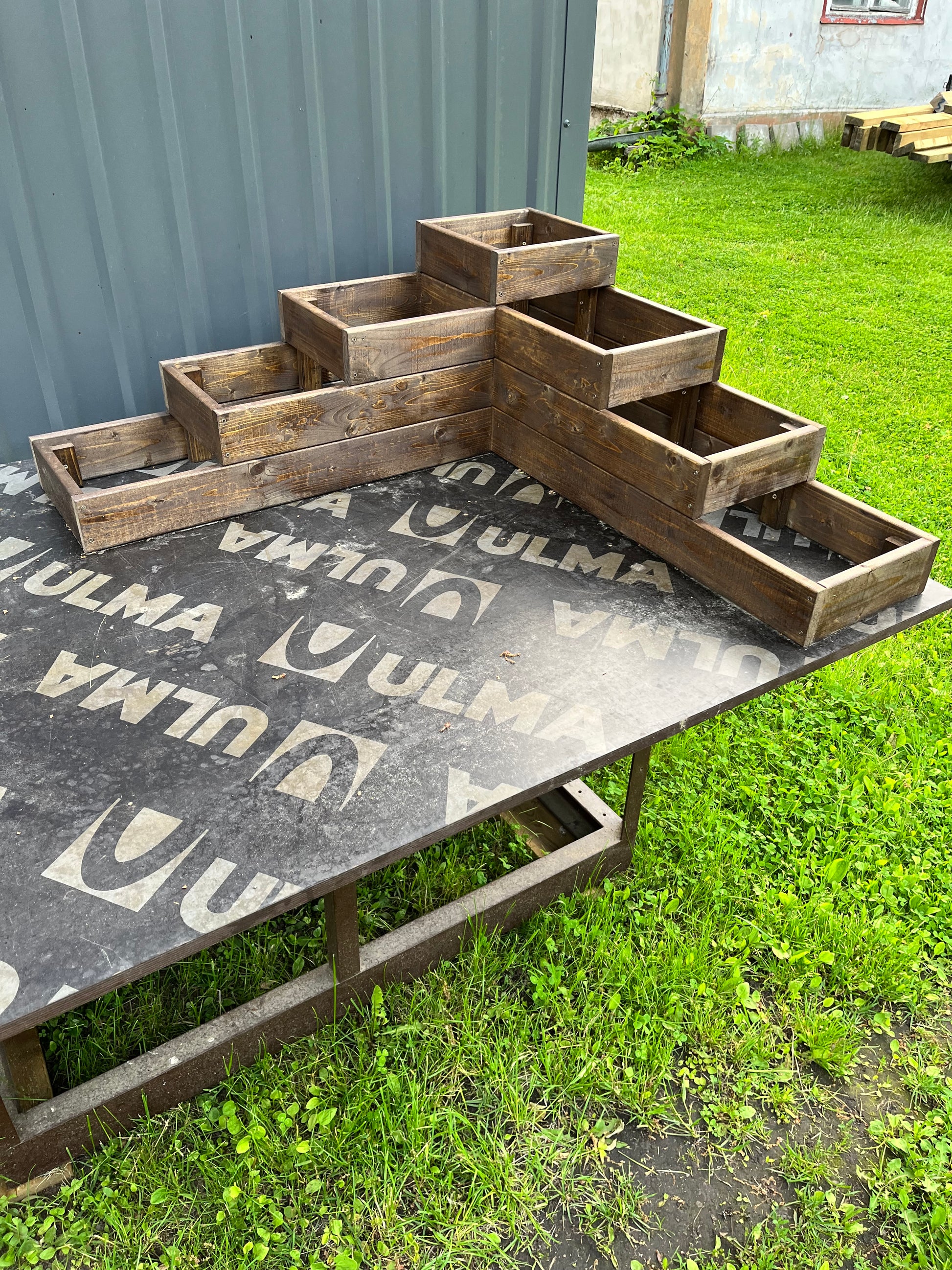 Flower box (step).