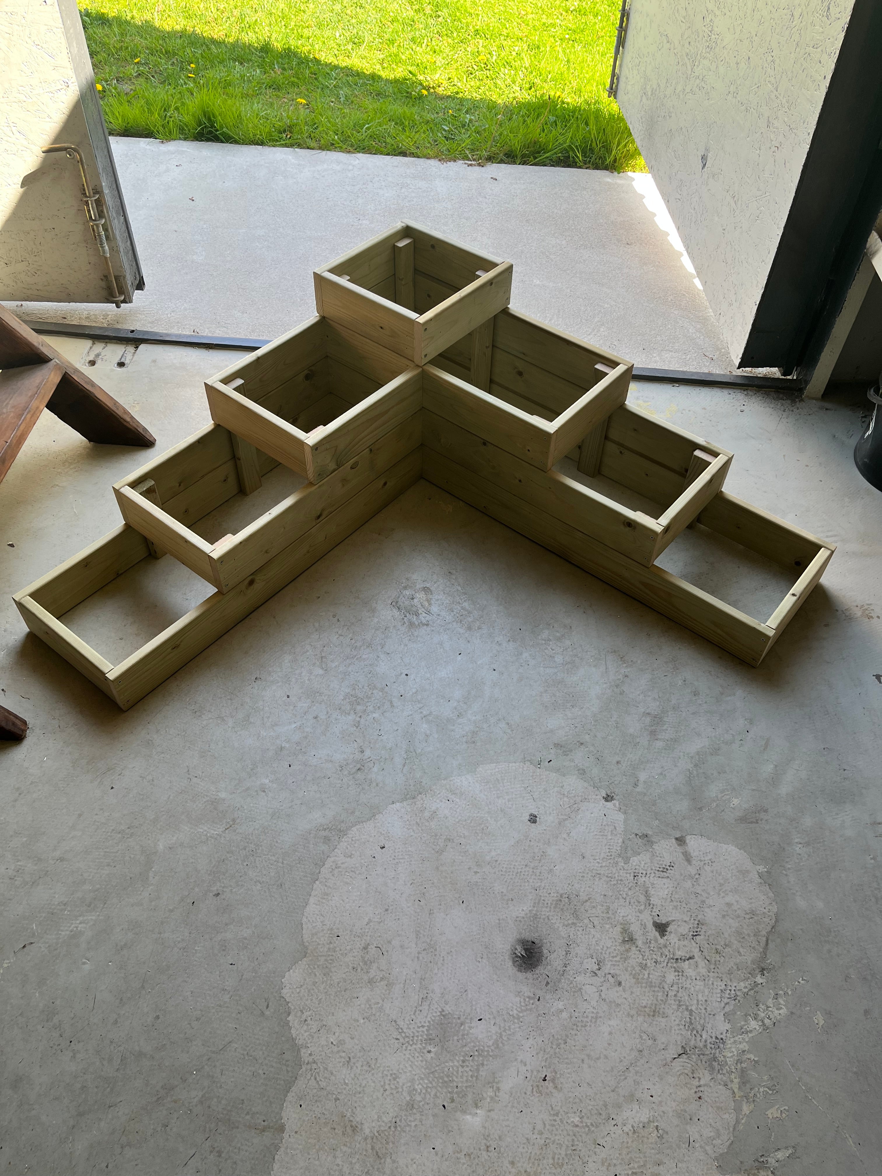 Flower box (step).