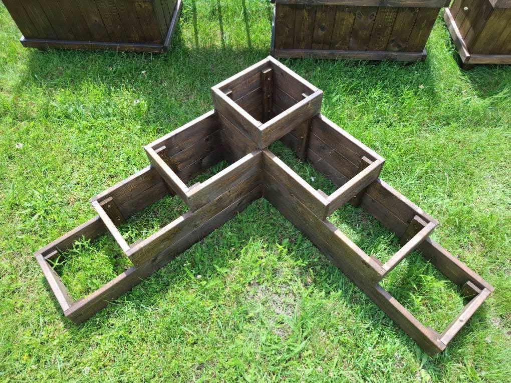 Flower box (step).